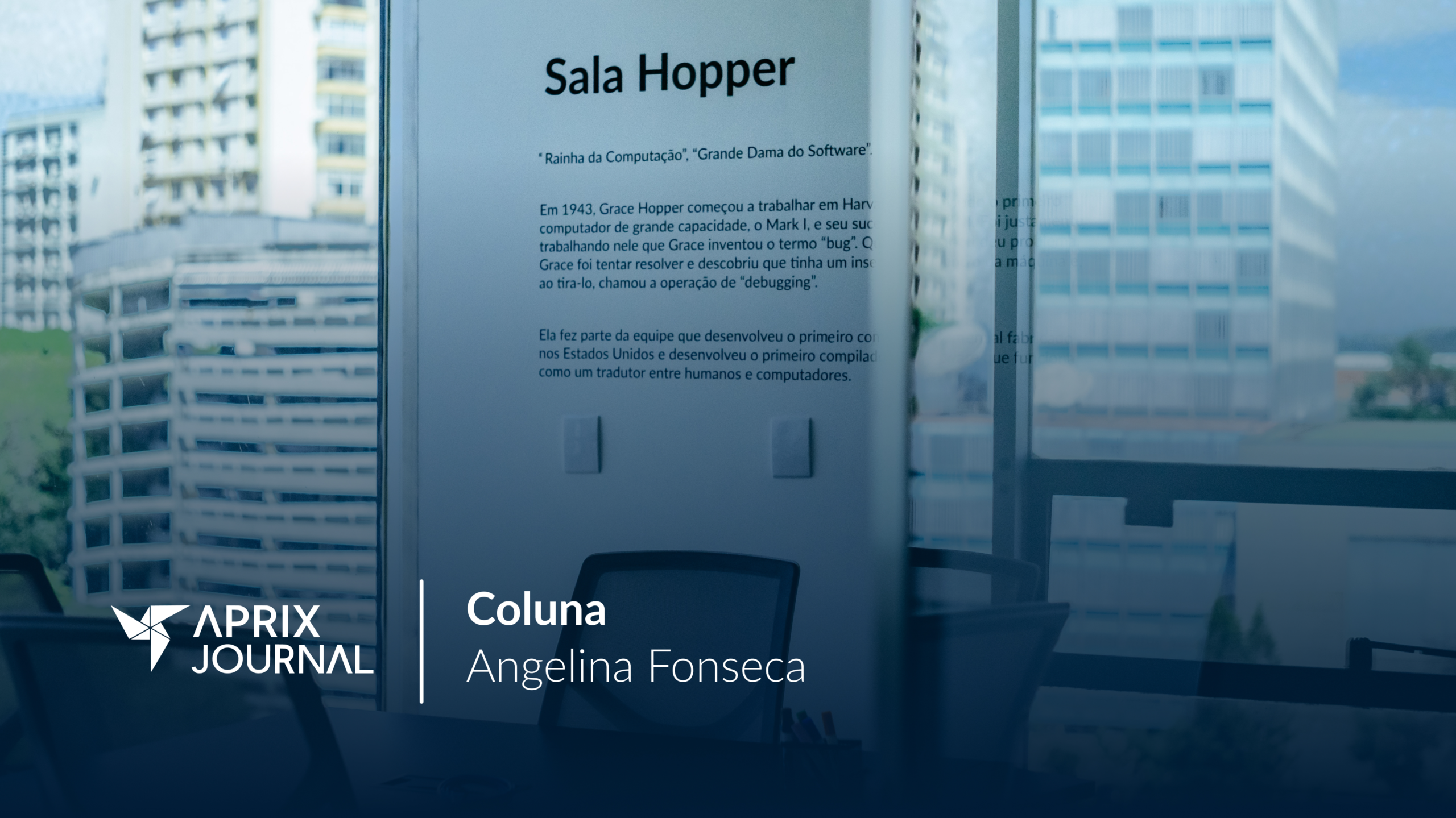 A imagem mostra a capa da coluna da Angelina Fonseca no Aprix Journal, com um ambiente corporativo ao fundo e destaque para a Sala Hopper, que faz referência a Grace Hopper, pioneira da computação.