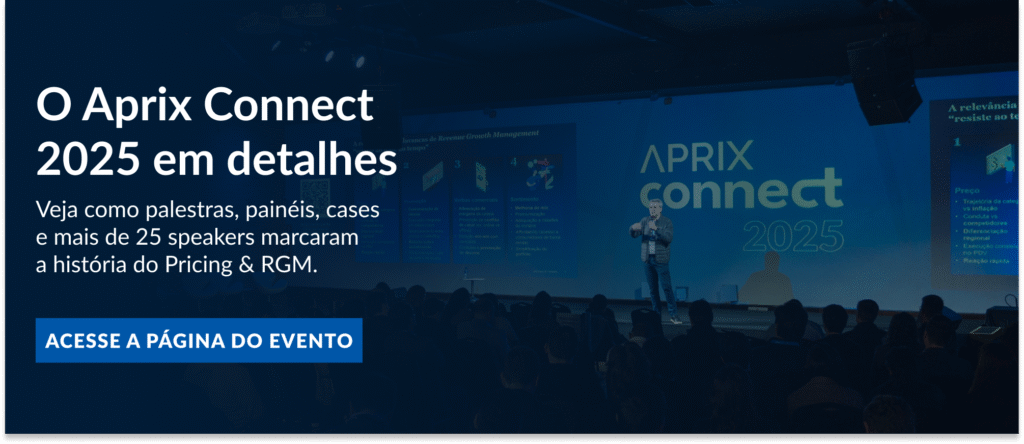 Uma imagem promocional em tons de azul escuro com o título "O Aprix Connect 2025 em detalhes" em destaque no lado esquerdo. Abaixo do título, o texto: "Veja como palestras, painéis, cases e mais de 25 speakers marcaram a história do Pricing & RGM." Há um botão azul com a inscrição "ACESSE A PÁGINA DO EVENTO". O lado direito da imagem mostra uma foto de um evento. Um palestrante está em pé no palco, com um telão ao fundo exibindo o logo "Aprix Connnect 2025" e alguns slides. Há uma plateia lotada, com a silhueta das pessoas sentadas de costas para a câmera.